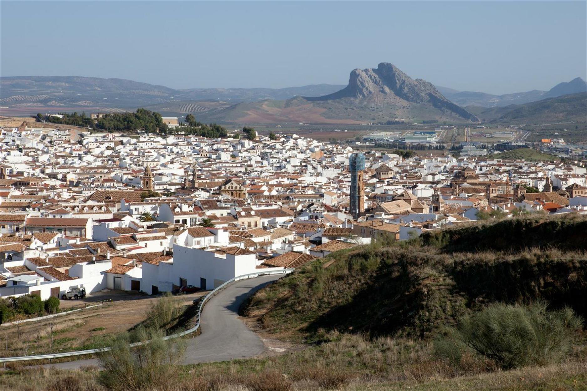 ... ist eine typische Stadt in Andalusien. Der Berg im Hintergrund erinnert an einen liegenden Kopf. Wir haben im Jahr 2002 einmal einen "Profilvergleich" fotografisch festgehalten, hier das damalige Ergebnis.